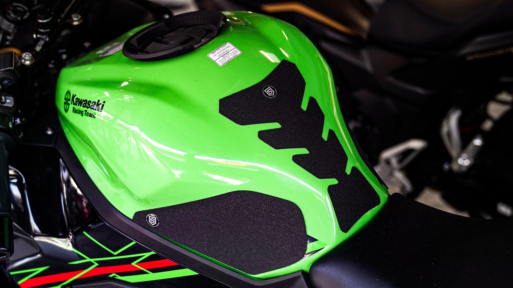 ZX4RR - ZX25R Shield Tank Pad and Grips – Zero One Moto Shop